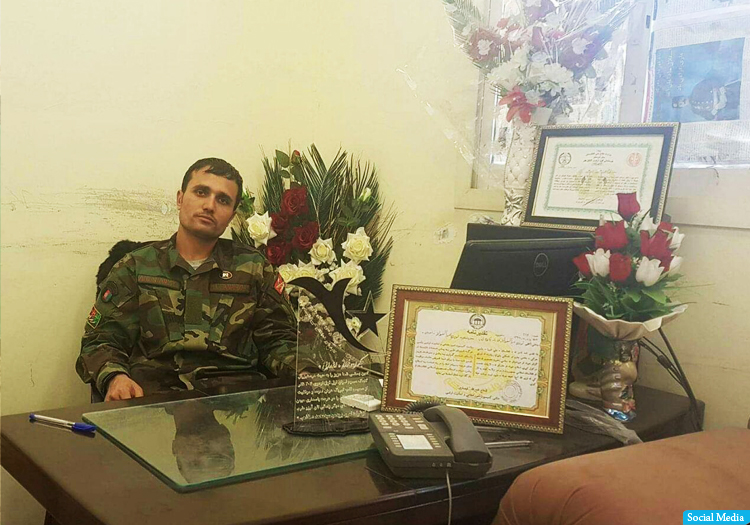 فرمانده‌ای که بر شانه کتاب و در دست تفنگ داشت