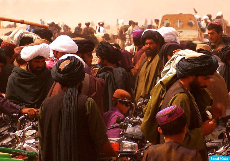 دستهی تبری که از بریالی، مامور امر به معروف ساخت