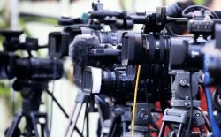 نهادهای حامی رسانه‌های افغانستان: میل تفنگ نمی‌تواند تعیین کننده‌ی کار رسانه‌‌ای باشد