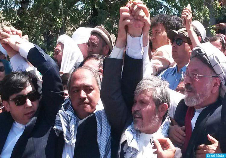 سقفی نیل‌گون بر ستون‌هایی ناموزون