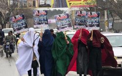 زنان چادری‌پوش به طالبان: می‌بخشمت اگر سنگ‌سارم نکنی