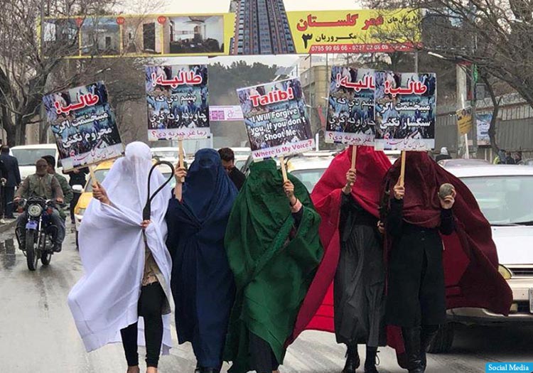 زنان چادری‌پوش به طالبان: می‌بخشمت اگر سنگ‌سارم نکنی