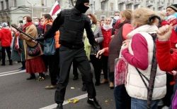 پولیس بلاروس برای استفاده از سلاح مرگ‌بار در برابر معترضان مجوز گرفت