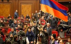 مخالفان آتش‌بس در قره‌باغ به پارلمان ارمنستان حمله کردند