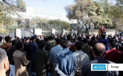 معترضان در برابر حمله‌ی دیروز بر دانشگاه کابل، خواستار لغو گفت‌وگوهای صلح شدند