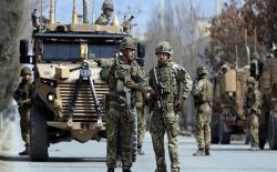رویترز: نظامیان خارجی در افغانستان می‌مانند