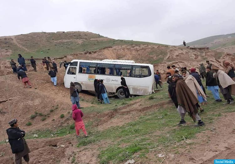 حمله‌ی مسلحانه بر موتر حامل استادان دانشگاه بغلان، دو کشته و شش زخمی به جا گذاشت