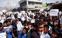 دانش‌آموزان در غرب کابل به دلیل کمبود آموزگار و کتاب درسی اعتراض کردند