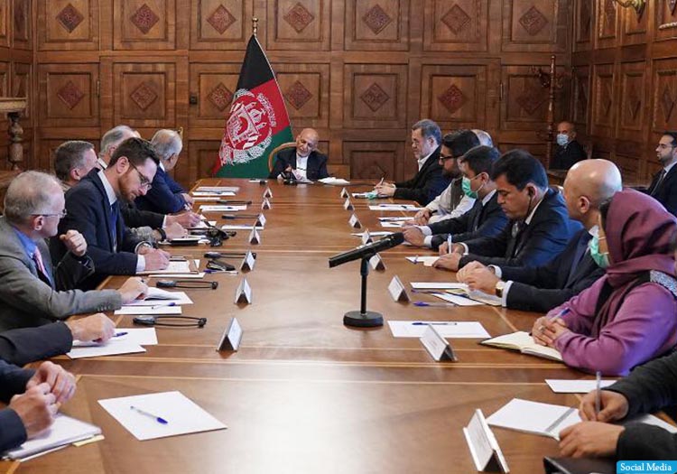 غنی در دیدار با خلیل‌زاد: صلح باید متناسب با واقعیت‌های جدید افغانستان باشد