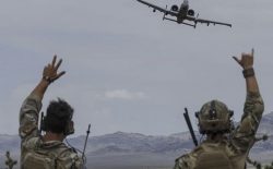 صدای امریکا: نیروهای امریکایی بر مواضع طالبان در هلمند حمله‌ی هوایی انجام دادند