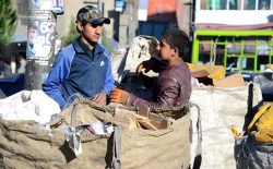 کودک کار به دزدان: بگذارید بروم! جز هفتاد افغانی، پولی ندارم‏