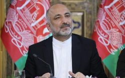 حنیف اتمر: بدون هم‌کاری پاکستان، تأمین صلح در افغانستان ممکن نیست