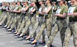 نمایندگان مجلس اوکراین: رژه‌ی نظامی سربازان زن با کفش پاشنه‌بلند، احمقانه است