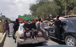 باشندگان کابل در اعتراض به حضور طالبان، با پرچم سه‌رنگ افغانستان به خیابان‌ها برآمدند
