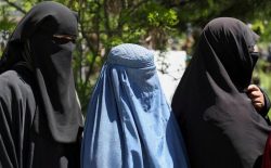 پوشش زنان در حکومت طالبان؛ «شرایط مجبورم کرده که لباس سیاه بپوشم»