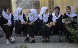 عفو بین‌الملل: طالبان باید بدون تأخیر اجازه‌ دهند تا همه‌ی دختران به مکتب بروند