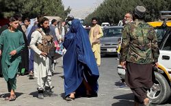واکنش‌ها به دستورالعمل تازه‌ی طالبان: «مردم از گرسنگی می‌میرند، طالبان به فکر حجاب زنان اند»