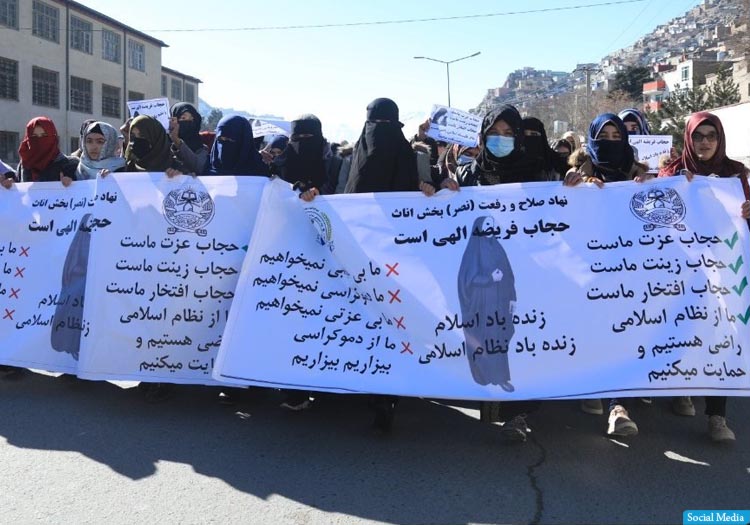 طالبان دختران جوان را مجبور کردند که به حمایت از آن‌ها در شهر کابل گردهمایی کنند