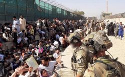 وحشت در دروازه‌ی فرودگاه کابل؛ «مجرای فاضلاب تبدیل به‌ جُوی خُون شد»