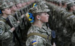 هزاران شهروند اوکراین دوباره به کشور شان بر می‌گردند تا در مقابل حملات روسیه بجنگند