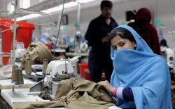 سیگار: ممانعت طالبان با کار زنان، یک میلیارد دالر به اقتصاد افغانستان خسارت وارد می‌کند