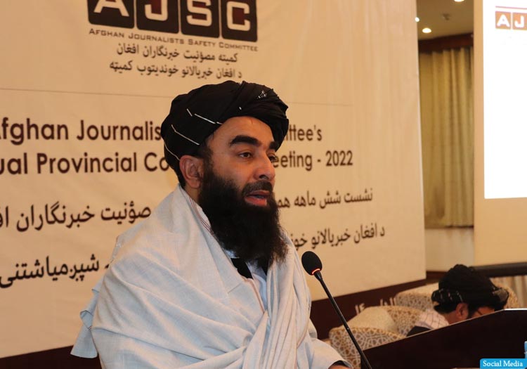 مجاهد: خبرنگاران زن با رعایت اصول «اسلامی و ملی» میتوانند به کار شان در رسانهها ادامه دهند
