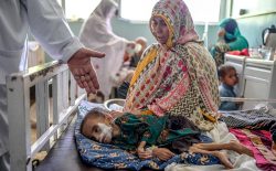 گزارش؛ تنها در دو نیم ماه گذشته، ۱۳ هزار نوزاد در افغانستان به دلیل گرسنگی جان باختند