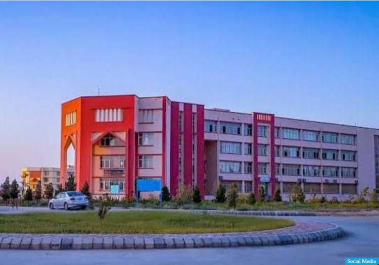 طالبان به دانش‌جویان ژورنالیزم بلخ: از آوردن تلفن‌های هوشمند در دانشگاه خودداری کنید!