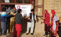یک خبرنگار در بامیان کارزار اهدای نان گرم برای افراد فقیر راه‌اندازی کرد