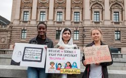 اعتراض ملاله یوسف‌زی به بسته‌ماندن مکاتب: اجازه‌ دهید دختران افغانستان درس بخوانند