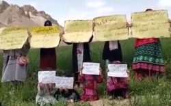 معترضان به طالبان: به خاطر بازی‌های سیاسی خود زنان و دختران افغان را قربانی نکنید!